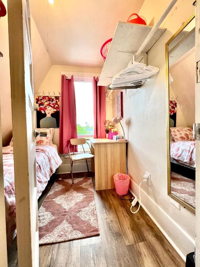 Private Room Tiny With Shared Bathroom Near Seatac Airport And Downtown Seattle Bagian luar foto