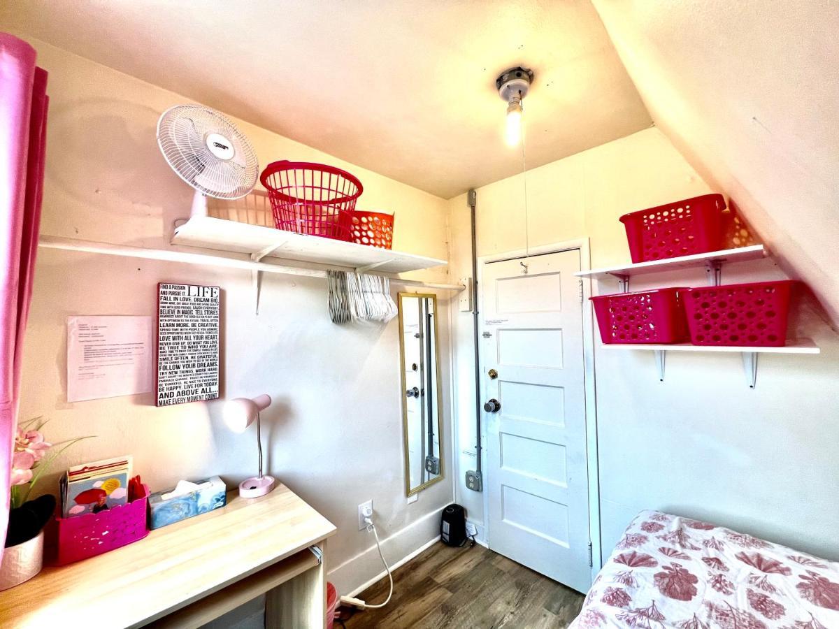 Private Room Tiny With Shared Bathroom Near Seatac Airport And Downtown Seattle Bagian luar foto