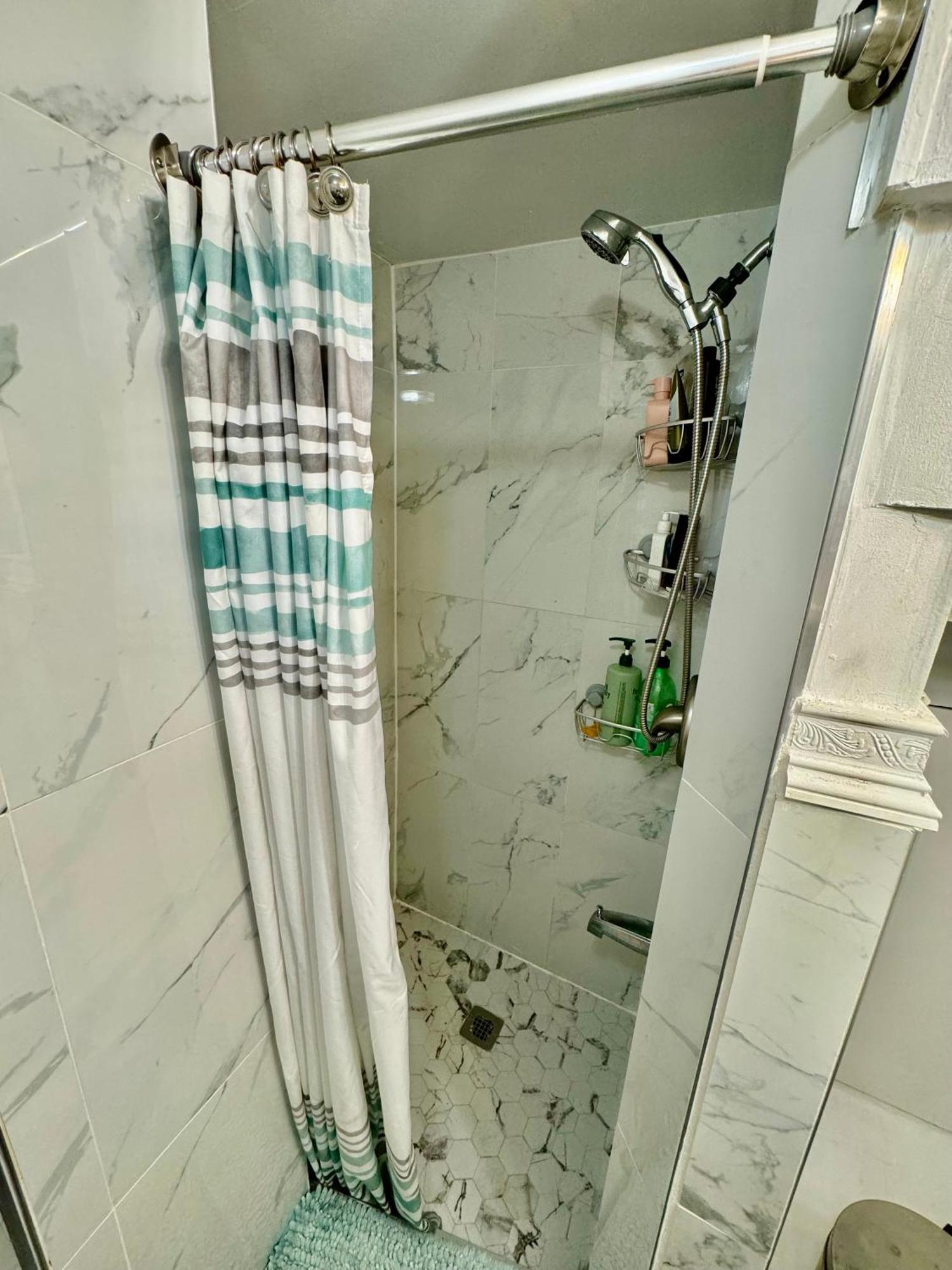 Private Room Tiny With Shared Bathroom Near Seatac Airport And Downtown Seattle Bagian luar foto